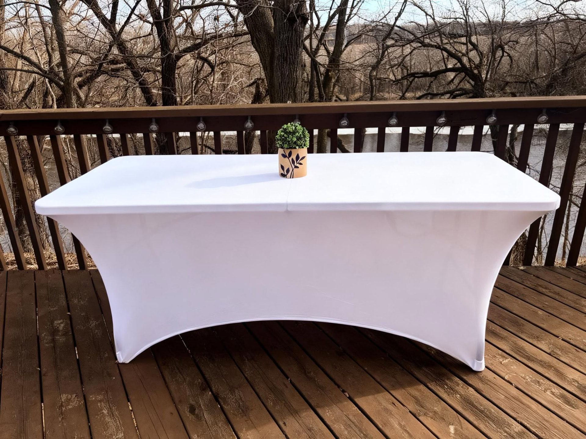 White fitted table linen for a graduation party